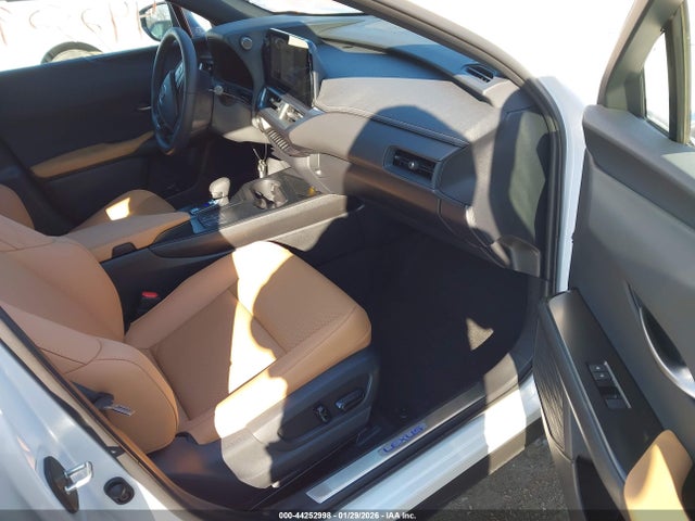 44252998 :رقم المزاد ، JTHUCJDH9S2008909 vin ، 2025 Lexus Ux 300h Premium مزاد بيع