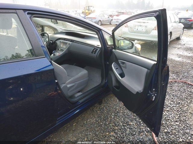 Toyota Prius Three 2014 JTDKN3DU4E1767408 Image 5
