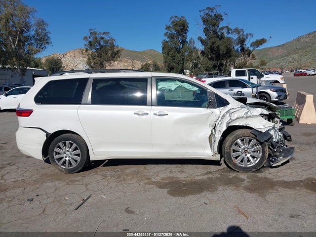 5TDYZ3DC7HS795233 Toyota Sienna Limited 7 Passenger
