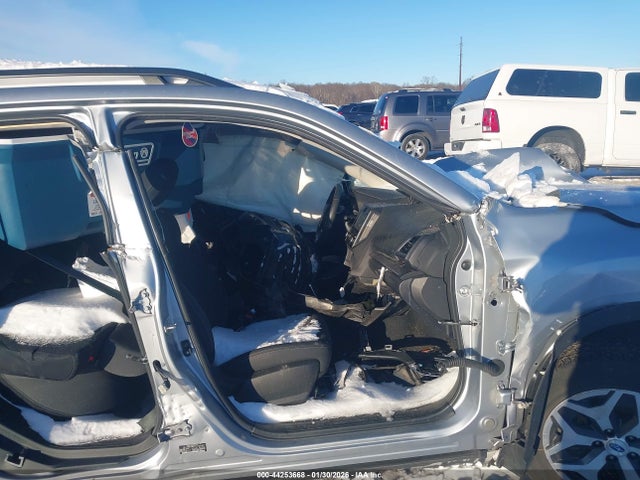 44253668 :رقم المزاد ، JF2SKAEC9NH477144 vin ، 2022 Subaru Forester Premium مزاد بيع