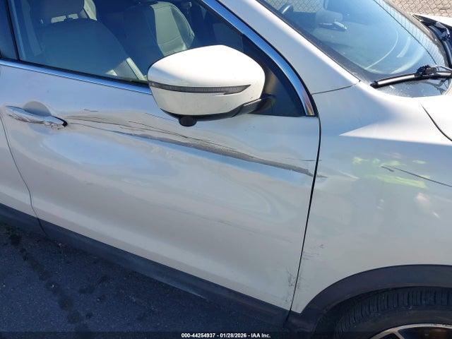 JN1BJ1CP8JW104533 Nissan Rogue Sport Sl