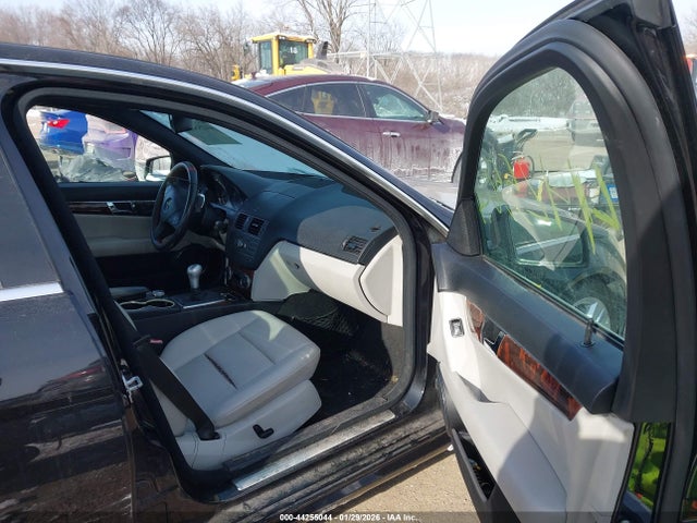 2010 MERCEDES-BENZ C-CLASS WDDGF8BBXAF435199 Photo 4