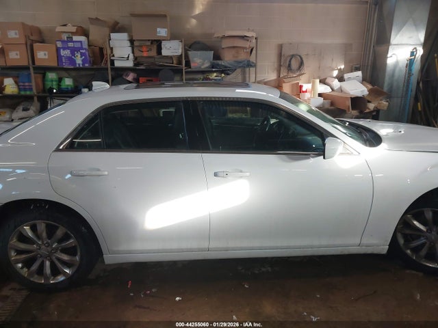 2017 Chrysler 300 Limited Awd მანქანა იყიდება აუქციონზე, vin: 2C3CCARG9HH541876, აუქციონის ნომერი: 44255060