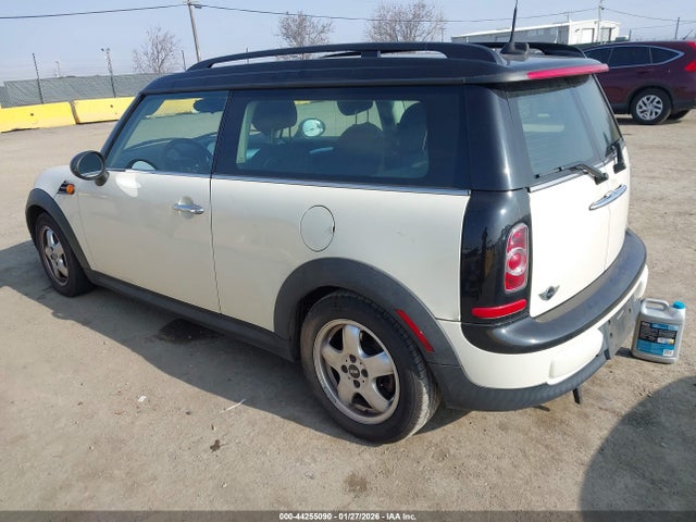2011 MINI COOPER CLUBMAN WMWZF3C57BTY00470 Photo 2