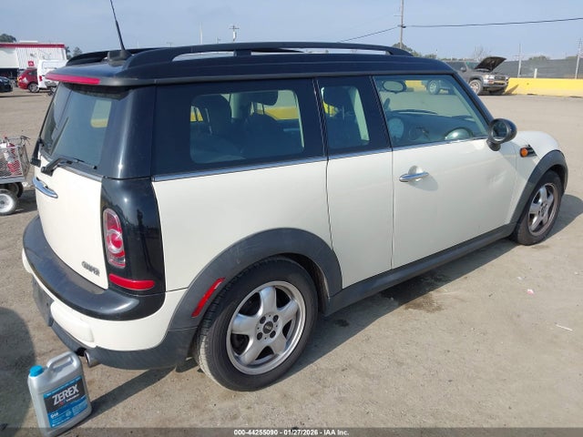 2011 MINI COOPER CLUBMAN WMWZF3C57BTY00470 Photo 3