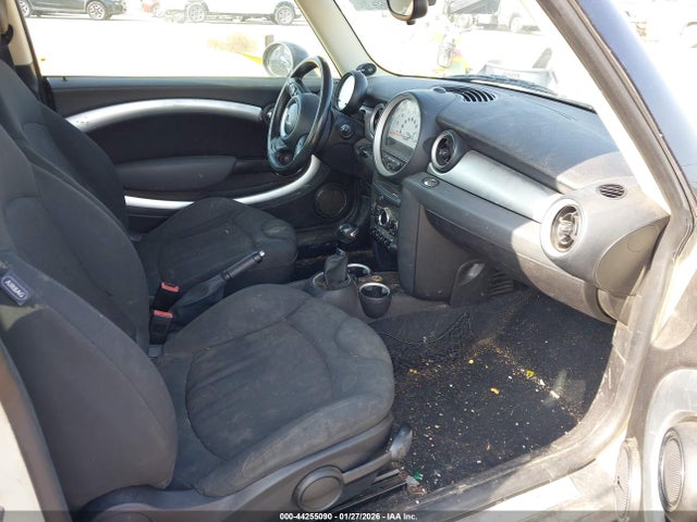 2011 MINI COOPER CLUBMAN WMWZF3C57BTY00470 Photo 4