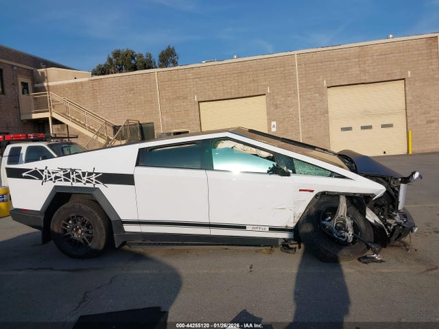 Tesla Cybertruck 2025 7G2CEHED3SA067943 Image 13