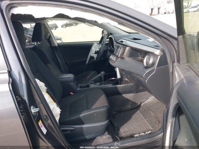 JTMZFREV4JJ749247 Toyota RAV4 LE