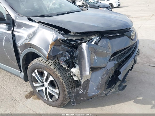 JTMZFREV4JJ749247 Toyota RAV4 LE