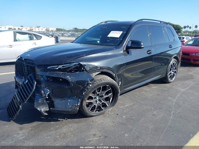 2025 BMW X7 5UX33EM07S9W85459 Photo 1