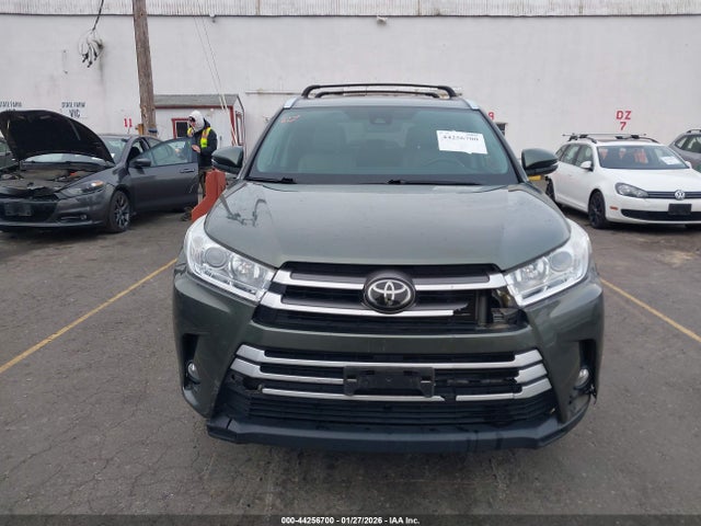 5TDJZRFH9JS811094 Toyota Highlander Xle