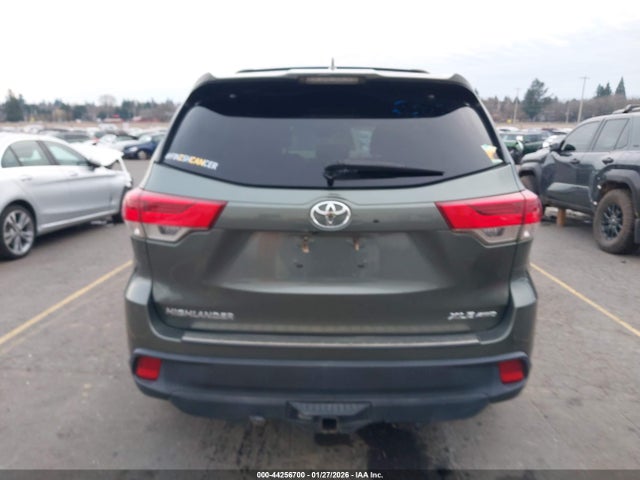5TDJZRFH9JS811094 Toyota Highlander Xle