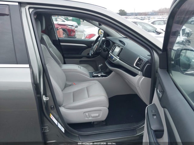 5TDJZRFH9JS811094 Toyota Highlander Xle