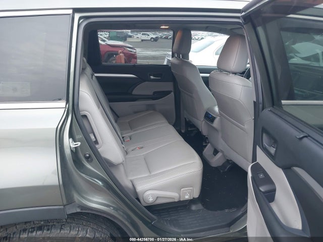 5TDJZRFH9JS811094 Toyota Highlander Xle