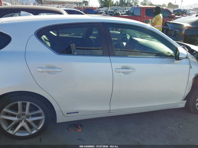 Lexus CT 200H 2014 JTHKD5BH3E2192876 Image 13