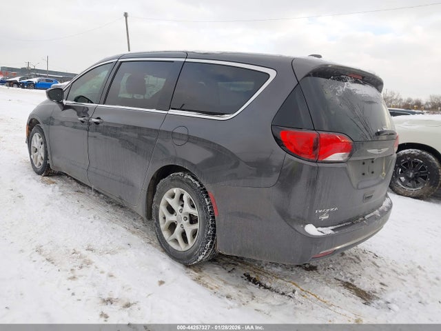 2018 CHRYSLER PACIFICA 2C4RC1FG9JR103109 Photo 2