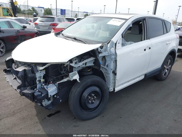 Toyota Rav4 Xle 2018 JTMWFREV2JD131362 Image 2