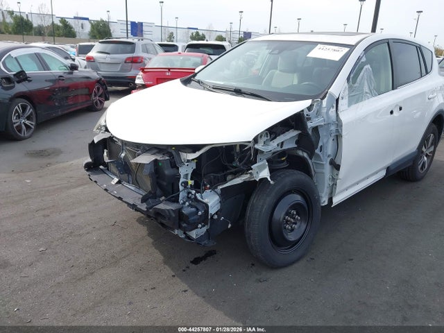 Toyota Rav4 Xle 2018 JTMWFREV2JD131362 Image 6