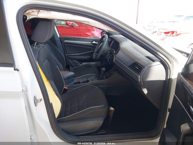 2023 VOLKSWAGEN JETTA 3VWBM7BU0PM010215 Photo 4