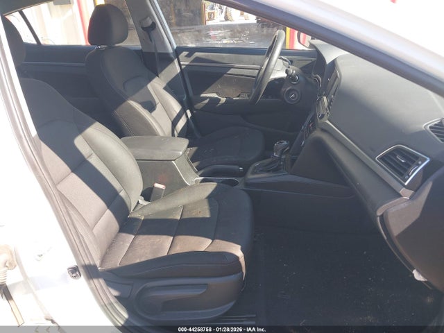 5NPD84LF0JH302278 Hyundai ELANTRA SEL