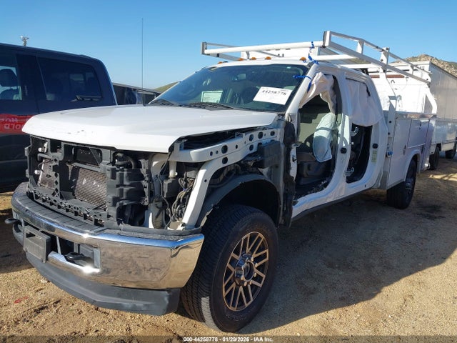 Ford F-350 Chassis Xlt 2019 1FD8W3FT3KEF97702 Image 2