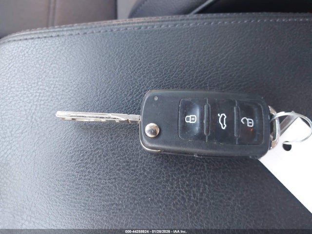 1VWDT7A33HC086339 Volkswagen Passat 1.8t R-line