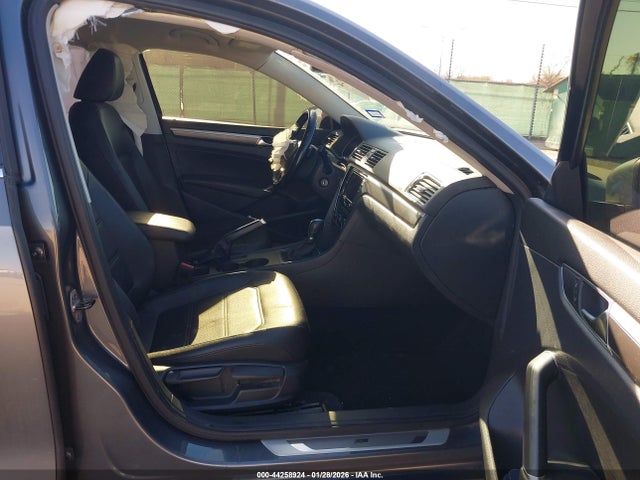1VWDT7A33HC086339 Volkswagen Passat 1.8t R-line