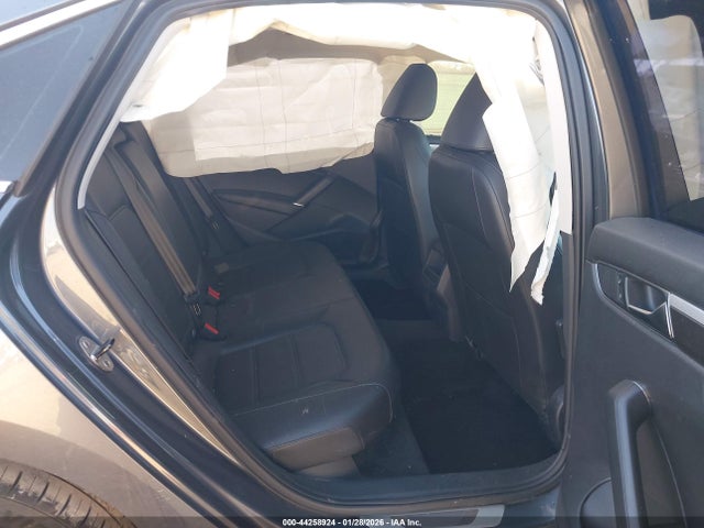 1VWDT7A33HC086339 Volkswagen Passat 1.8t R-line