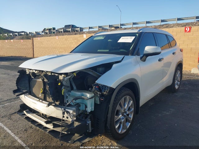 5TDDZRBH7NS575649 Toyota Highlander Limited