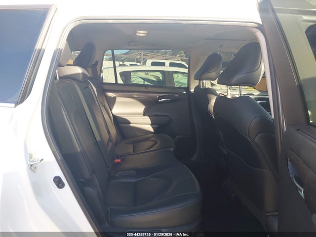 5TDDZRBH7NS575649 Toyota Highlander Limited