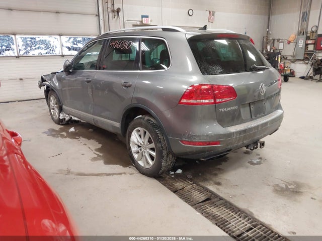 2014 VOLKSWAGEN TOUAREG WVGEF9BP3ED012285 Photo 2