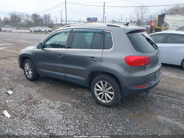 2017 VOLKSWAGEN TIGUAN WVGSV7AXXHK041875 Photo 2