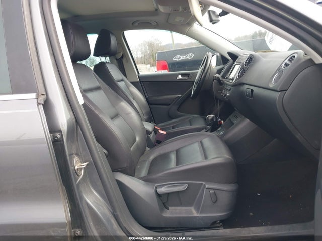 2017 VOLKSWAGEN TIGUAN WVGSV7AXXHK041875 Photo 4