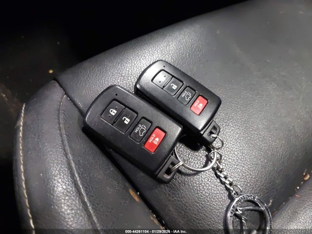 44261104 :رقم المزاد ، JTMDJREV7JD180577 vin ، 2018 Toyota Rav4 Hybrid Limited مزاد بيع