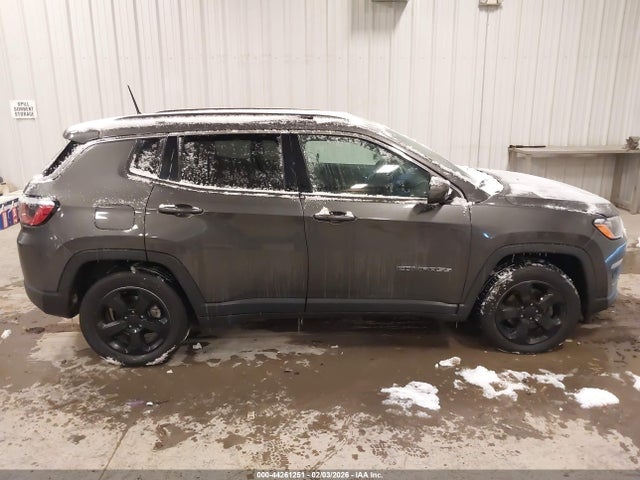 44261251 :رقم المزاد ، 3C4NJCBB5JT227644 vin ، 2018 Jeep Compass Latitude Fwd مزاد بيع