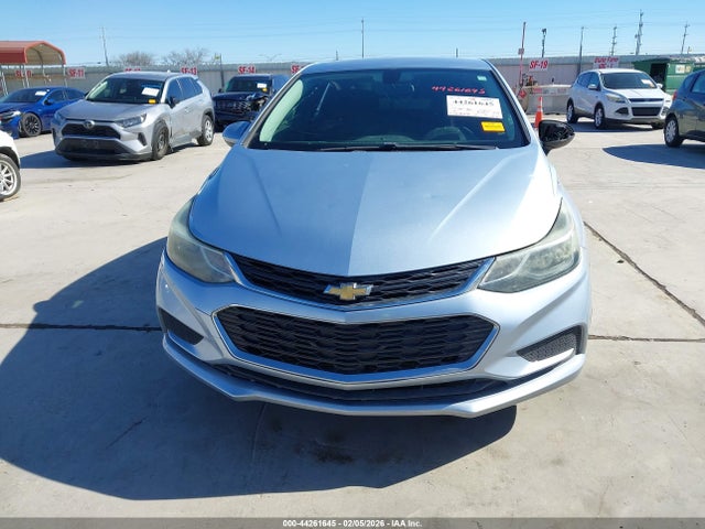 44261645 :رقم المزاد ، 1G1BE5SMXJ7115942 vin ، 2018 Chevrolet Cruze Lt Auto مزاد بيع