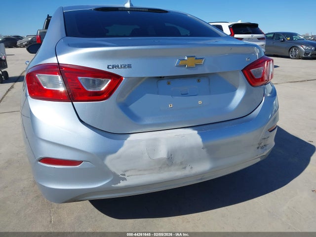 44261645 :رقم المزاد ، 1G1BE5SMXJ7115942 vin ، 2018 Chevrolet Cruze Lt Auto مزاد بيع