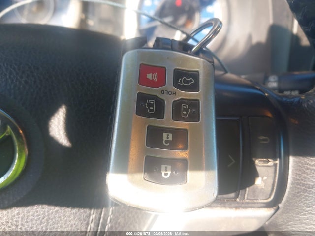 5TDYK3DC8GS692468 Toyota Sienna Xle 8 Passenger