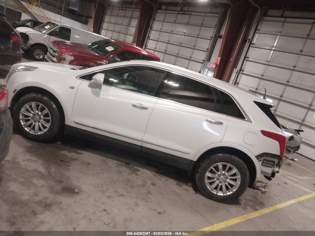 2017 CADILLAC XT5 1GYKNARS1HZ198576 Photo 2