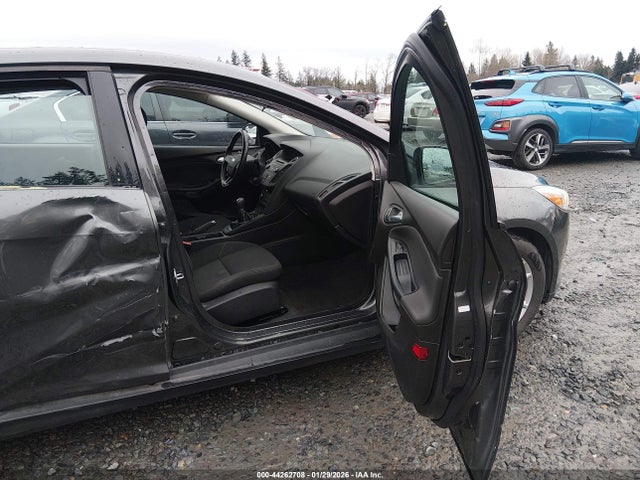 1FADP3K21GL277882 Ford FOCUS SE