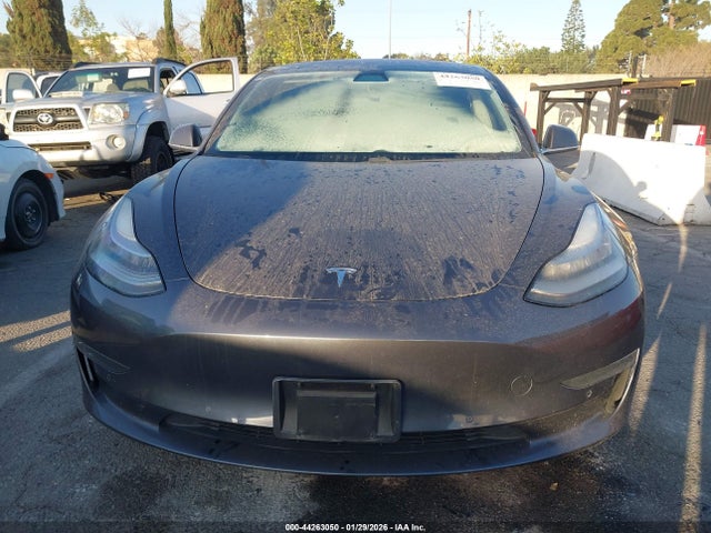 44263050 :رقم المزاد ، 5YJ3E1EB9JF132448 vin ، 2018 Tesla Model 3 Long Range/performance مزاد بيع
