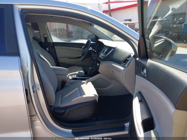 KM8J23A48JU773662 Hyundai TUCSON SE