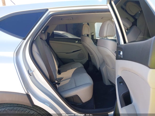KM8J23A48JU773662 Hyundai TUCSON SE