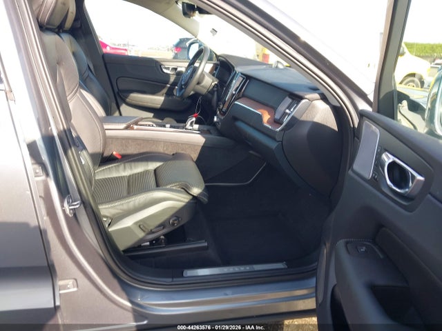 2019 VOLVO XC60 HYBRID LYVBR0DL7KB236721 Photo 4