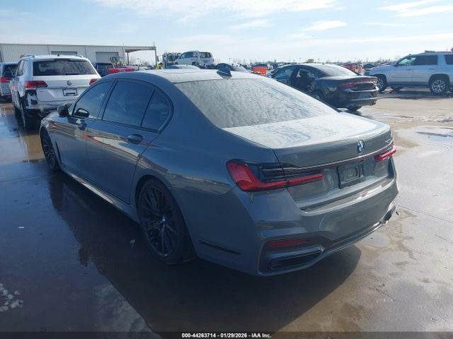 2022 BMW 740 WBA7T2C02NCG88117 Photo 2