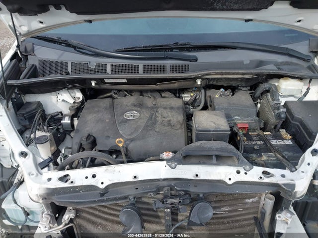 5TDKZ3DC5KS997145 Toyota Sienna Le 8 Passenger