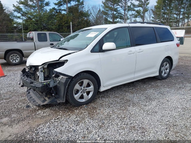 5TDKZ3DC5KS997145 Toyota Sienna Le 8 Passenger