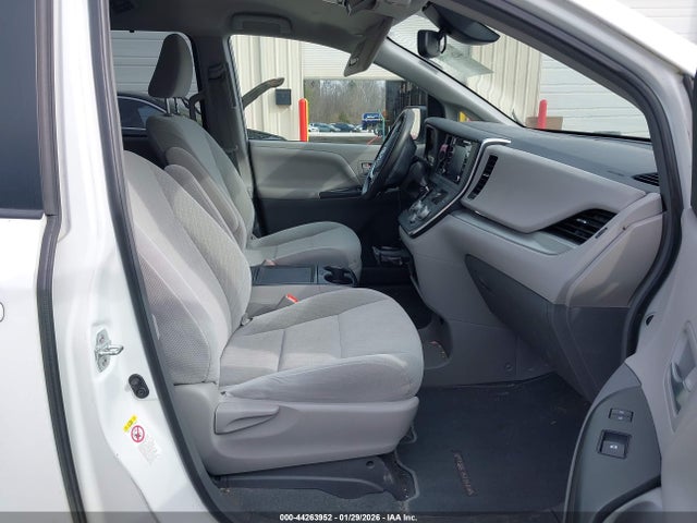 5TDKZ3DC5KS997145 Toyota Sienna Le 8 Passenger