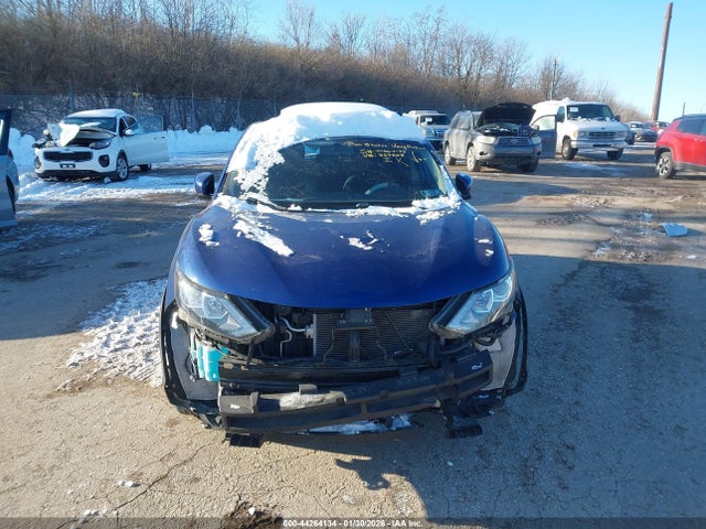 JN1BJ1CR3KW327808 Nissan Rogue Sport S