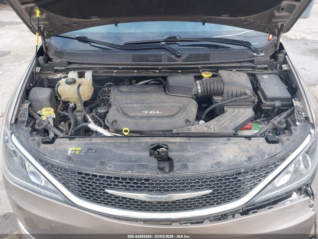 44265480 :رقم المزاد ، 2C4RC1EG4HR722261 vin ، 2017 Chrysler Pacifica Touring-l Plus مزاد بيع